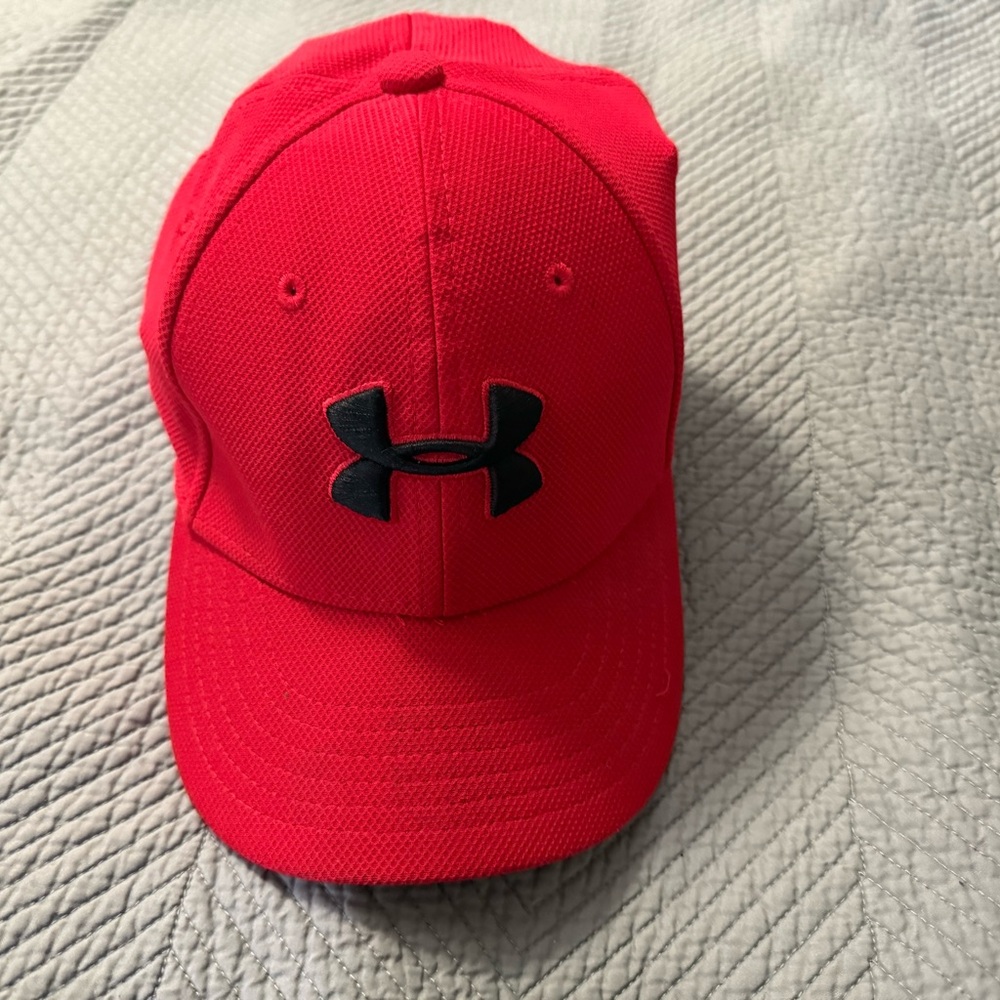 Under Armour Scarlet Cap with Black Emblem younth Medium
